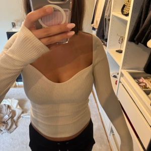 Ljus ribbad långärmad topp - Säljer en ljus, ribbad långärmad topp.