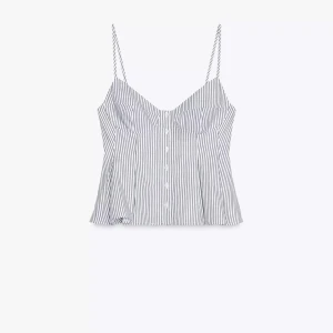 festtopp från zara - super snygg och gullig topp från zara. jag köpte den under zara rean, så den är slutsåld och säljs inte längre. prislappen är kvar eftersom den inte passade mig, så har tyvärr inga bilder med toppen på. men den är i perfekt skick! 