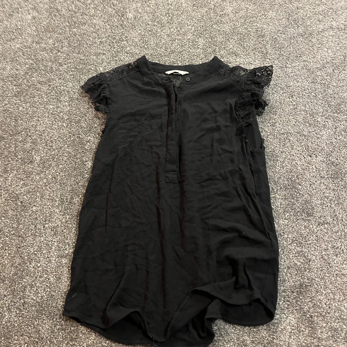 Svart blus med spets från H&M