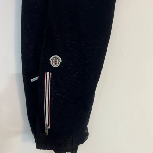 Svarta mjukisbyxor från Moncler - Svarta mjukisbyxor från Moncler i strl 170/176. Fint skick!