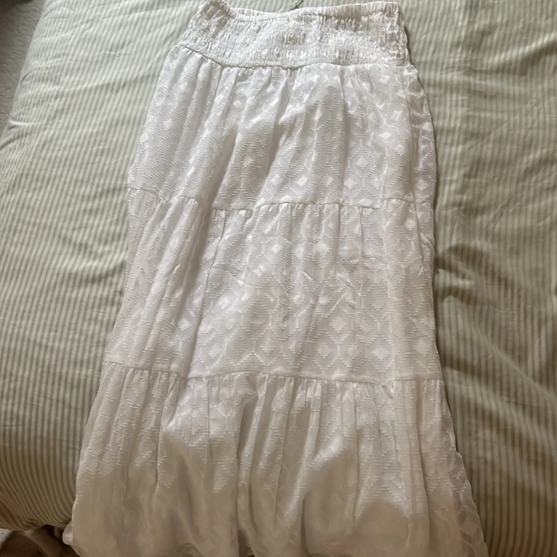 Vit långkjol med volanger