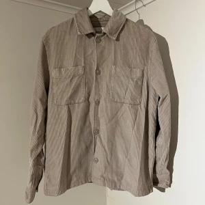 These Glory Days Overshirt  - Säljer denna sjukt snygga Overshirten från These Glory Days⭐️ Färgen är beige och storleken är S✅ Overshirten har inga defekter och skicket är utomordentligt🙌🤝 Sjukt najs passform och passar perfekt till hösten🍁🙌 Tveka inte på att höra av er dig vid minsta fråga eller fundering😊