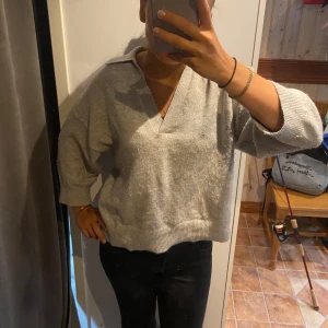 Grå stickad tröja med v-ringning - Mysig grå stickad tröja med bred v-ringning. Perfekt nu till hösten 🍂