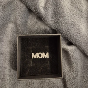 Mom ring silver  -  GRATIS GÅVA MED VARGE ORDER!! Köp en bundle!!! Supertrendig stockholmsstil tjejer, ring silver. Gjord av stål, jag svarar och skickar alltid snabbt!