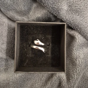 Silver ring  -  GRATIS GÅVA MED VARGE ORDER!! Köp en bundle!!! Supertrendig stockholmsstil tjejer, ring silver. Gjord av stål, jag svarar och skickar alltid snabbt!