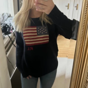 Ralph Lauren tröja flagga  - ❗️❗️INTRESSEKOLL❗️❗️osäker på om jag vill sälja, kom med bra bud genom prisförslag. Storlek L men passar S-M också. Jag har storlek S. Ända defekten är att tråden i flaggan är lite tunnare på ett ställ annars är den i bra skick.