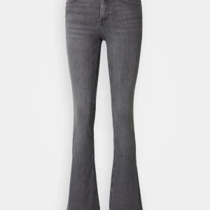 Grå flared Only jeans medelhög midja - Snygga grå jeans med flare och medelhög midja, men lutar åt högmidjat. Jeansen har klassisk femficksdesign och är tillverkade i stretchigt denim som sitter bekvämt och formar benen. Kan förekomma små noppror på få ställen! Dessa är i storlek M/32