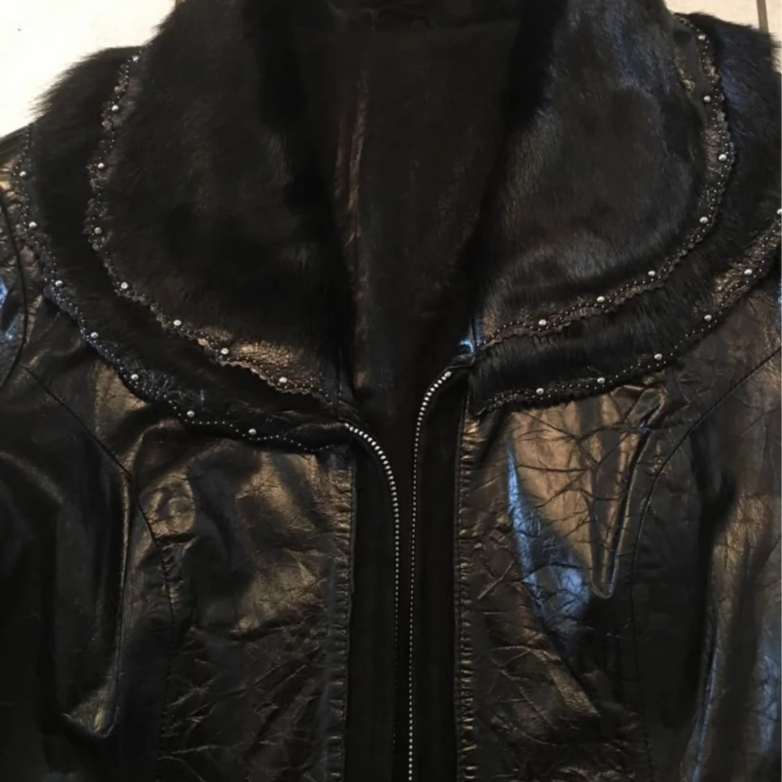 Svart skinnjacka med päls och pärlor - 1