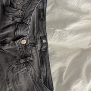Grå jeans från ltb 27/30 - Snygga grå jeans från ltb i storlek 27/30. 