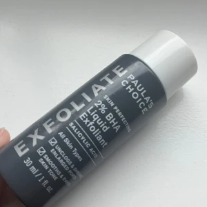 Paula's Choice 2% BHA Liquid Exfoliant - Paula's Choice Skin Perfecting 2% BHA Liquid Exfoliant är en exfolierande toner med salicylsyra som passar alla hudtyper. Flaskan är svart med vit text och lock, innehåller 30 ml. Perfekt för att rengöra porer och jämna ut hudtonen. Endast använt några droppar två gånger. Säljer pga jag fick utslag av den då jag är allergisk mot något i innehållet men vet du att den funkar för dig så är det ett bra pris, säljer för 95 kr, ord pris är 165 kr 💗