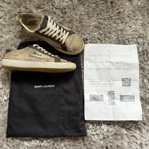 Yves Saint Laurent ( 41 ) - Tja! Säljer mina snygga Saint Laurent skor i strlk 41, de passar även upp mot dem som har strlk 43 i vanliga fall. Dustbag och Äktihetsbevis tillkommer. Skriv ifall ni vill ha mer bilder från olika vinklar eller liknande. 