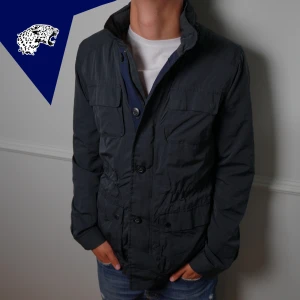 SCOTCH AND SODA FIELDJACKET - Fet field jacka från Scotch & Soda | Skick: 8.5/10 | Strl: M | Modellen är 182cm lång | Hör av dig om du undrar någonting!