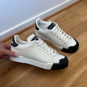Dolce & Gabbana sneakers  - Dolce & Gabbana sneakers från Portofino kollektionen. Skorna är i nyskick och är i storlek 36