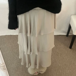 Beige långkjol med volanger - Så söt lång volangkjol!!!💞💞