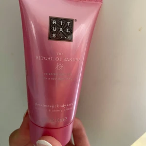 Rituals The Ritual of Sakura body scrub - Rituals The Ritual of Sakura body scrub. Tuben  rymmer 70 ml. 