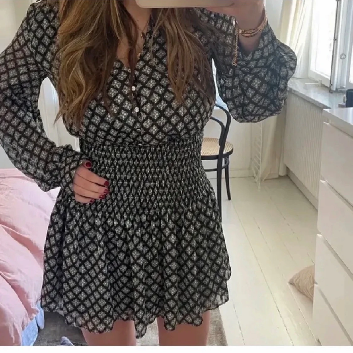 Svartvit kortklänning med mönster - 2