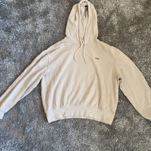 Beige hoodie från H&M DIVIDED, Storlek S - Säljer en beige hoodie från H&M DIVIDED i storlek S. Tröjan har luva med snörning och har en liten text där det står LOVE, har använts endast ett fåtal gånger! Hör av dig vid frågor!💗