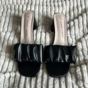 Svarta klackar - Ett par jätte snygga klackar, endast testade hemma och aldrig använda. Storlek 38💕💕