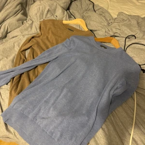 2 stickade tröjor från HM storlek S - hej säljer mina 2 stickade tröjor från hm brun och blå storlek S