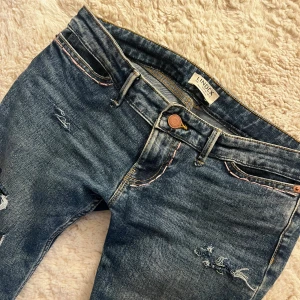  lowwaist bootcut jeans - Snygga lågmidjade bootcut jeans från Lindex, med snygga detaljer fram och bak! Pris kan som vanligt alltid diskuteras då jag vill få allt sålt!!