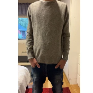 Kashmir sweatshirt från swedish fashion - Säljer nu denna Kashmir tröja från Swedish Fashion. Den är köpt för 1100 på Swedish Fashion. Inget stort täcken på användning. Jag är 171 och den passar mig utmärkt. Tveka inte att höra av er.