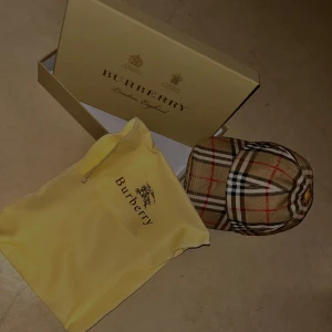 Burberry rutig keps i beige och rött - Säljs på grund av att den inte kommer användas, priset kan diskuteras vid snabbköp.