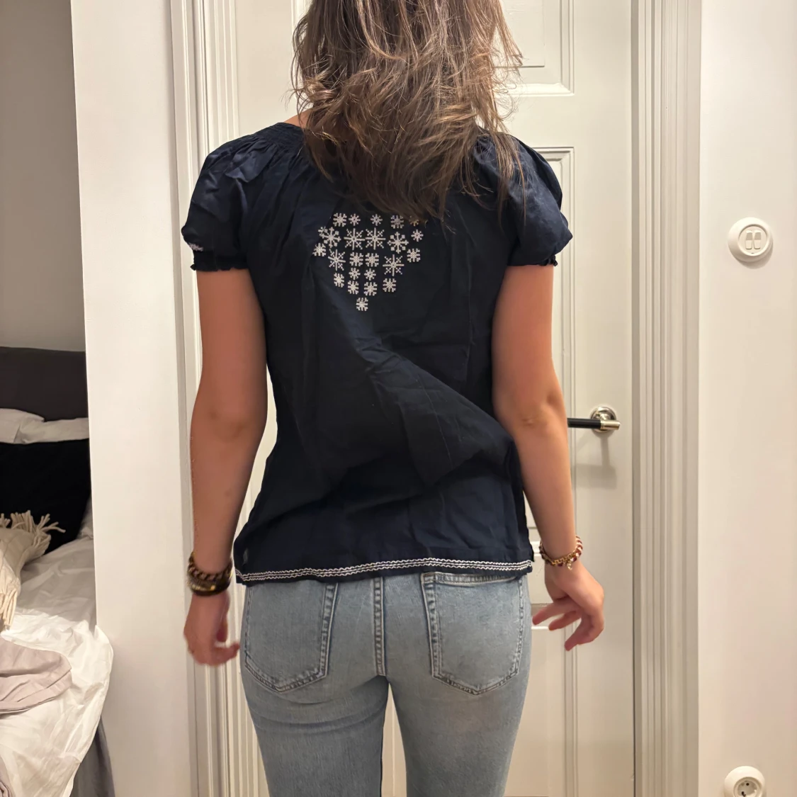 Mörkblå blus med broderi från Bondelid - 1