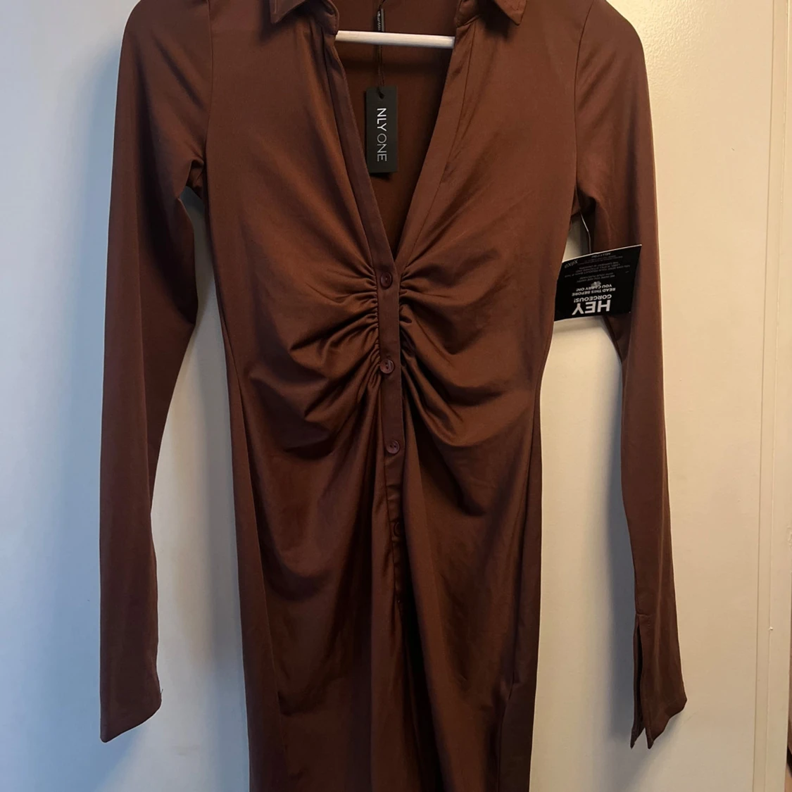 Brun långärmad klänning från NLY One - 1
