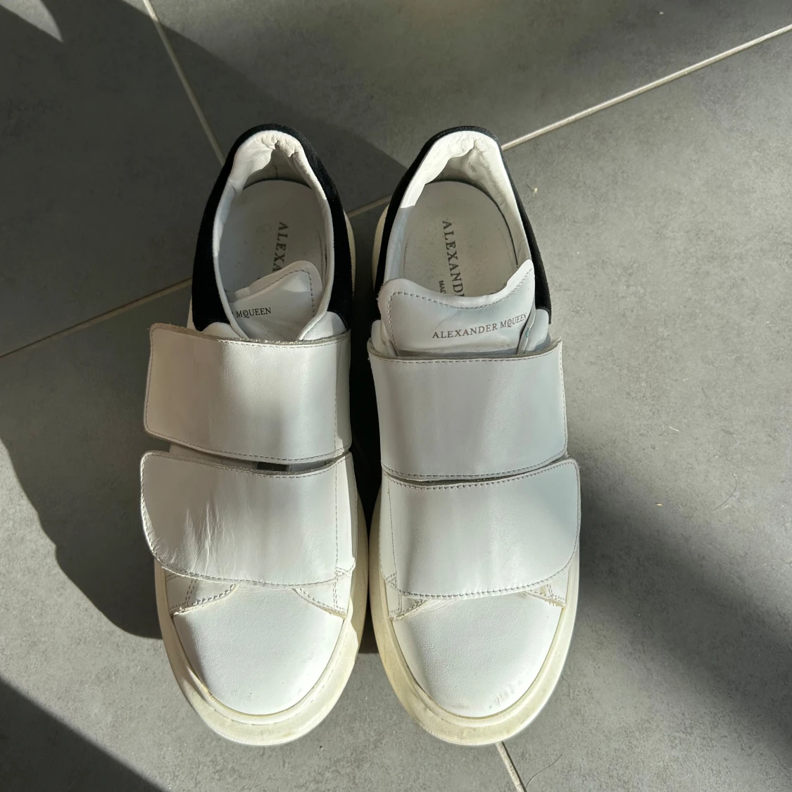 Alexander McQueen vita sneakers med kardborre - 2