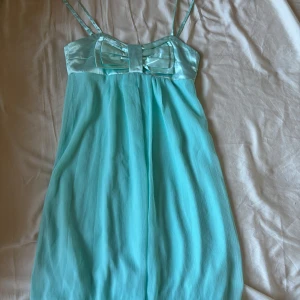 Turkos kortklänning - Supersöt turkos kortklänning