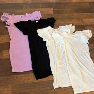 Vit kortklänning med volangärm från SHEIN - Supersöt vit kortklänning från SHEIN med ribbad struktur och volangärmar. Klänningen har rund hals och är tillverkad i mjuk polyesterblandning med viskos och elastan för extra stretch. Perfekt för dig som gillar en enkel men gullig stil. Passar alla människor 🥰 men skriv om ni vill bara köpa en också om ni inte vill köpa alla klänningar 💞