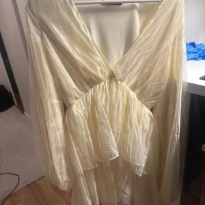 Klänning - Säljer min jättefina klänning från Gina tricot som tyvärr inte används. Köpte den i somras och är endas använd 1 gång. Storlek 38/M men sitter mer som en 36/S 