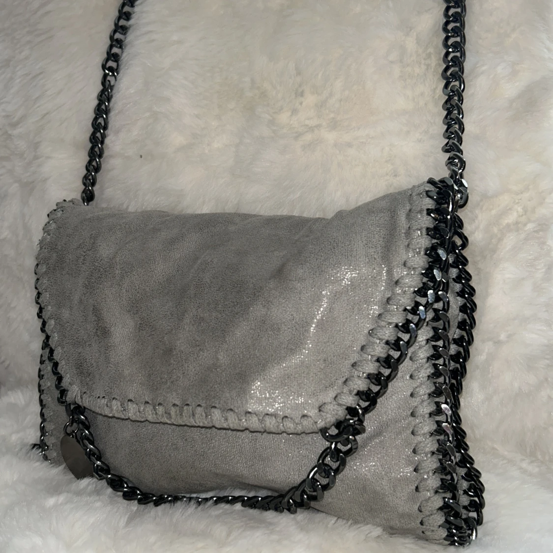 Grå axelväska med kedjedetaljer
