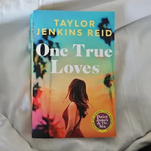 One True Loves - Engelska, bruten rygg. En färgstark roman om kärlek, förlust och att hitta sig själv. Perfekt för dig som gillar känslostarka berättelser och vill svepas med i en gripande historia om relationer och livsval. Omslaget utstrålar sommar och frihet – en bok att sträckläsa!