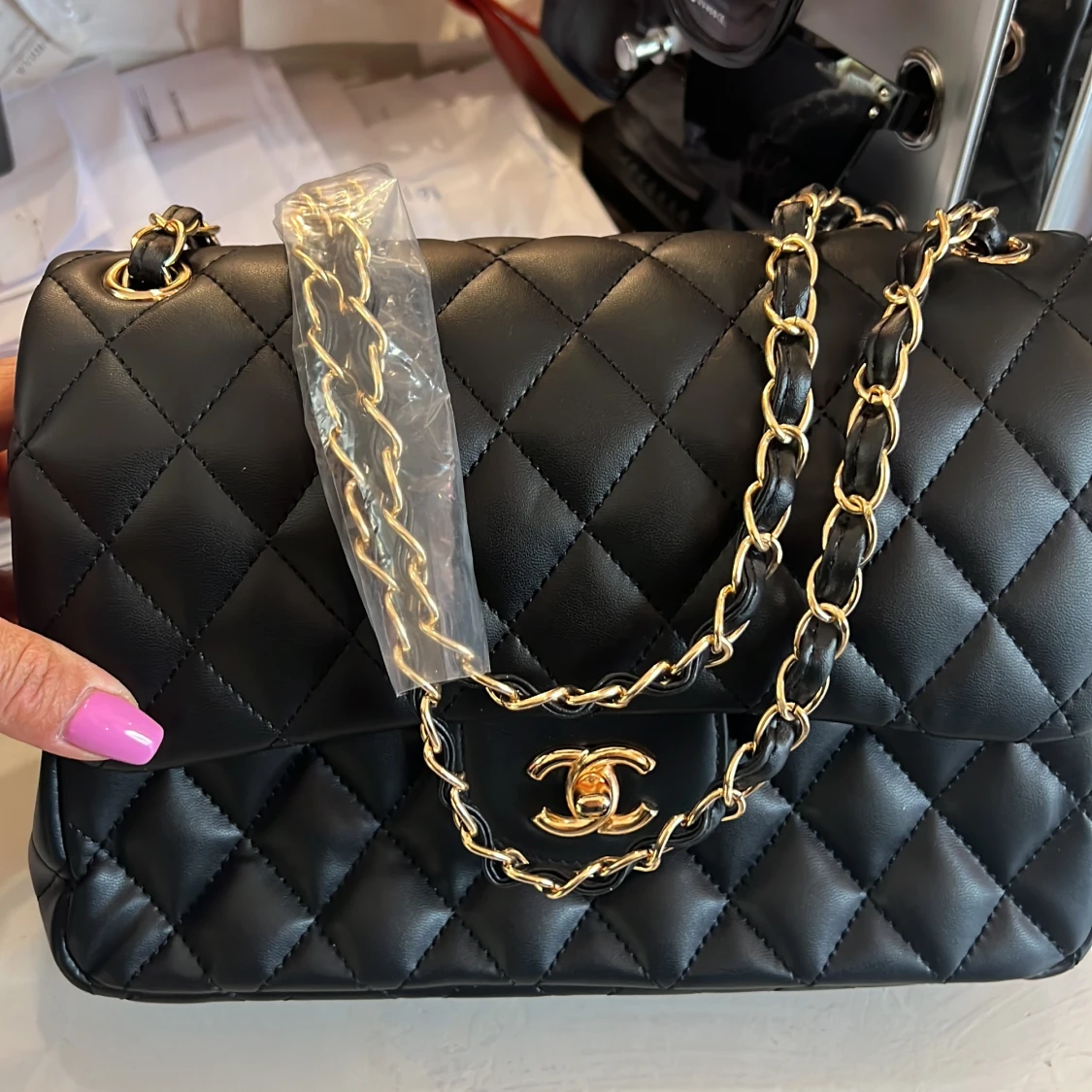 Svart axelväska med gulddetaljer