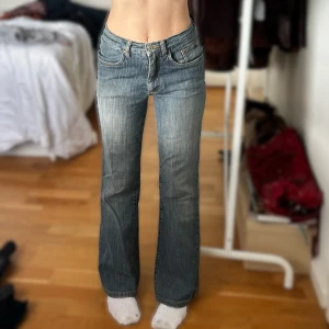 Bootcut jeans - Snygga blå bootcut jeans från Street One med klassisk femficksdesign och ljus grå/blå tvätt. Jeansen är mid waist och formar sig asbra på kroppen. Älskar verkligen tvätten på dessa. 