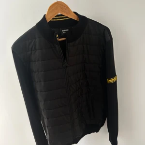 Svart cardigan från Barbour - Tja säljer nu min svarta cardigan från barbour. Jackan är i storlek L och är i ett väldigt bra skick.           Bara och skriva ooch höra av sig om eventuella frågor🔥