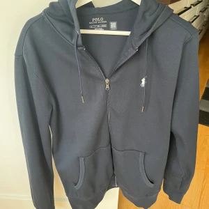 Polo ralph lauren zip - Säljer min blåa polo ralph lauren zip hoodie, då den satt för stort på mig, nyskick och inga defekter🙌storlek S men sitter som en M eller L! nypris 1999kr