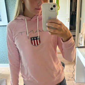 Rosa hoodie från GANT med logga - Säljer en ljusrosa hoodie från GANT i storlek S. Tröjan har huva med snörning.💕