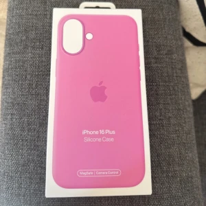 Rosa iPhone 16 Plus silikonfodral - Snyggt rosa silikonfodral till iPhone 16 Plus från Apple. Fodralet har MagSafe-stöd och är designat för att skydda mobilen samtidigt som det känns mjukt och skönt i handen. Perfekt för dig som vill ha en färgglad och stilren look på din mobil. Köpt för 695kr