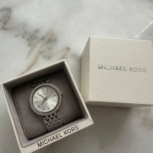 Michael kors klocka  - En helt ny klocka aldrig blivit använd. Jätte fin och stilig klocka