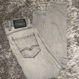 Replay Jeans (29/30) - ( SÅLDA PÅ VINTED! ) Tja! Säljer dessa Replay Anbass jeans i strlk 29/30. Det är slim fit modell. Dem är använda många gånger men fortfarande fräscha bortsätt slitagen vid höger ficka/lår där det är slitet och ett litet hål. Nypriset ligger runt 1000kr. Skriv ifall du har frågor eller liknande!