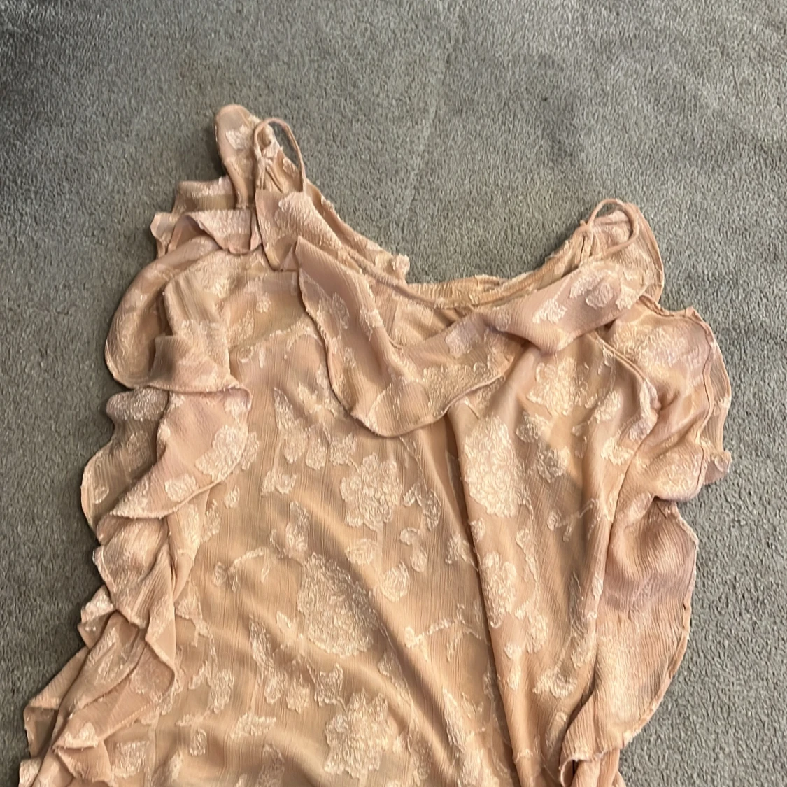 Beige blommig blus med volanger från Zara - 2