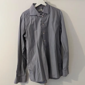 Eton skjorta  - | Skjorta från Eton | storlek:43, passar L-XL | Färg,blå vit | Skriv vid frågor | Nypris: 1700kr |