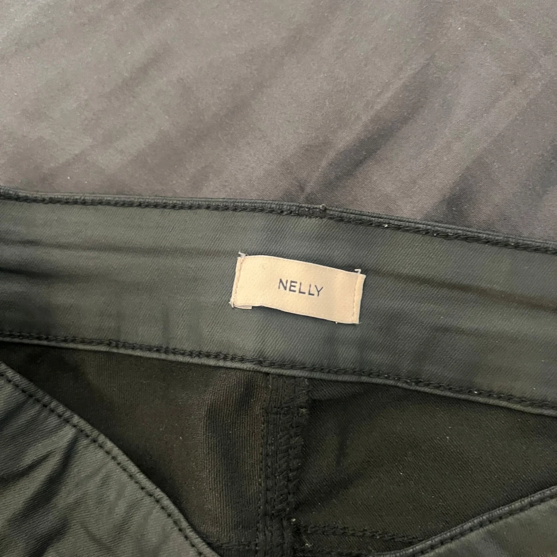 Svarta skinn byxor från Nelly - 2