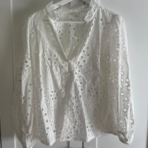 Spets blus - Fin spets blus, endast använd 1 gång