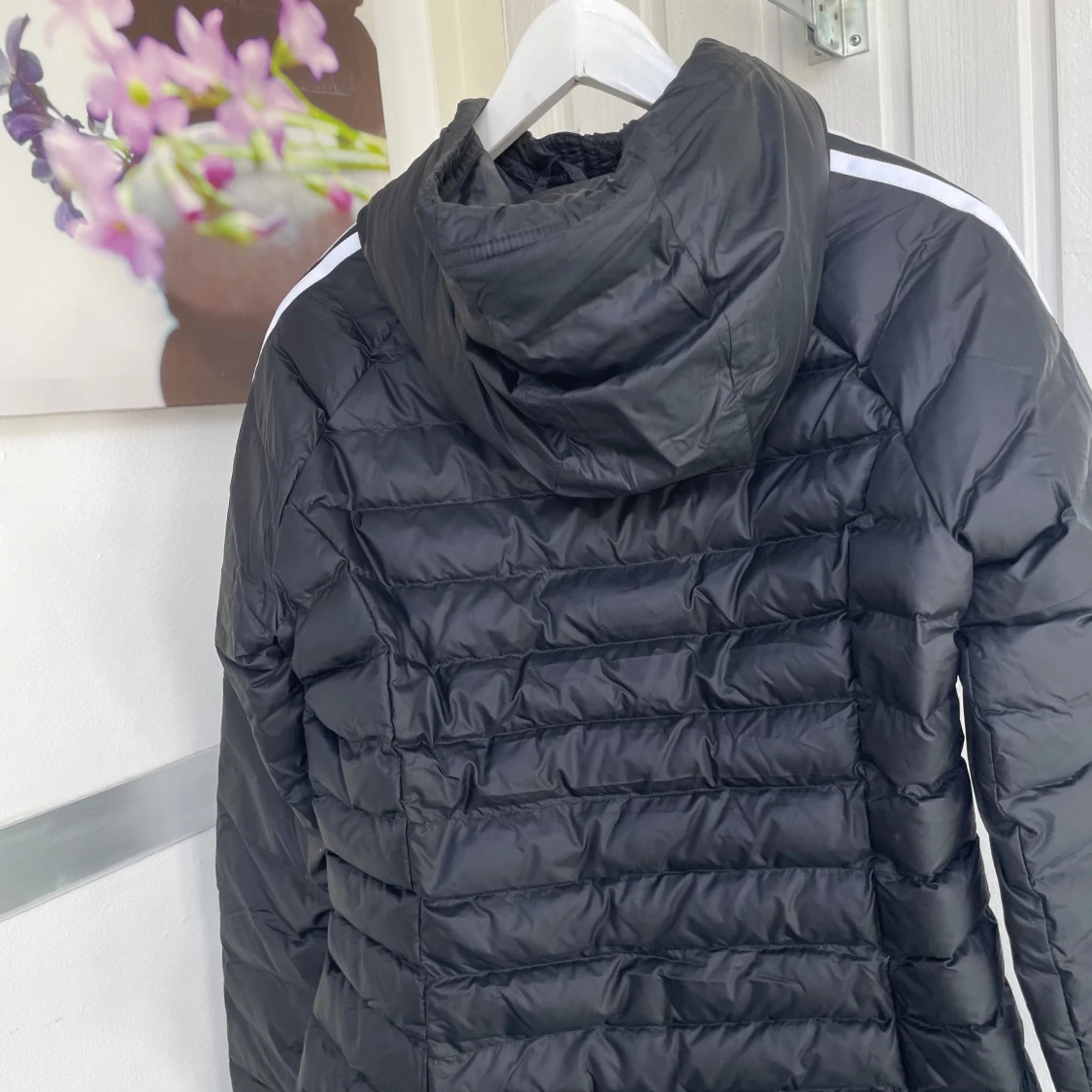 Svart dunjacka från Adidas med huva - 1