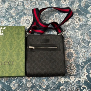GG Messenger Bag - En helt oanvänd väska i nyskick (10/10). Axelremmen är justerbar för perfekt passform. Originalbox ingår vid köp men den är skadad i övre vänstra hörnet. Priset kan diskuteras, och har du några frågor eller önskar fler bilder är det bara att höra av dig. 