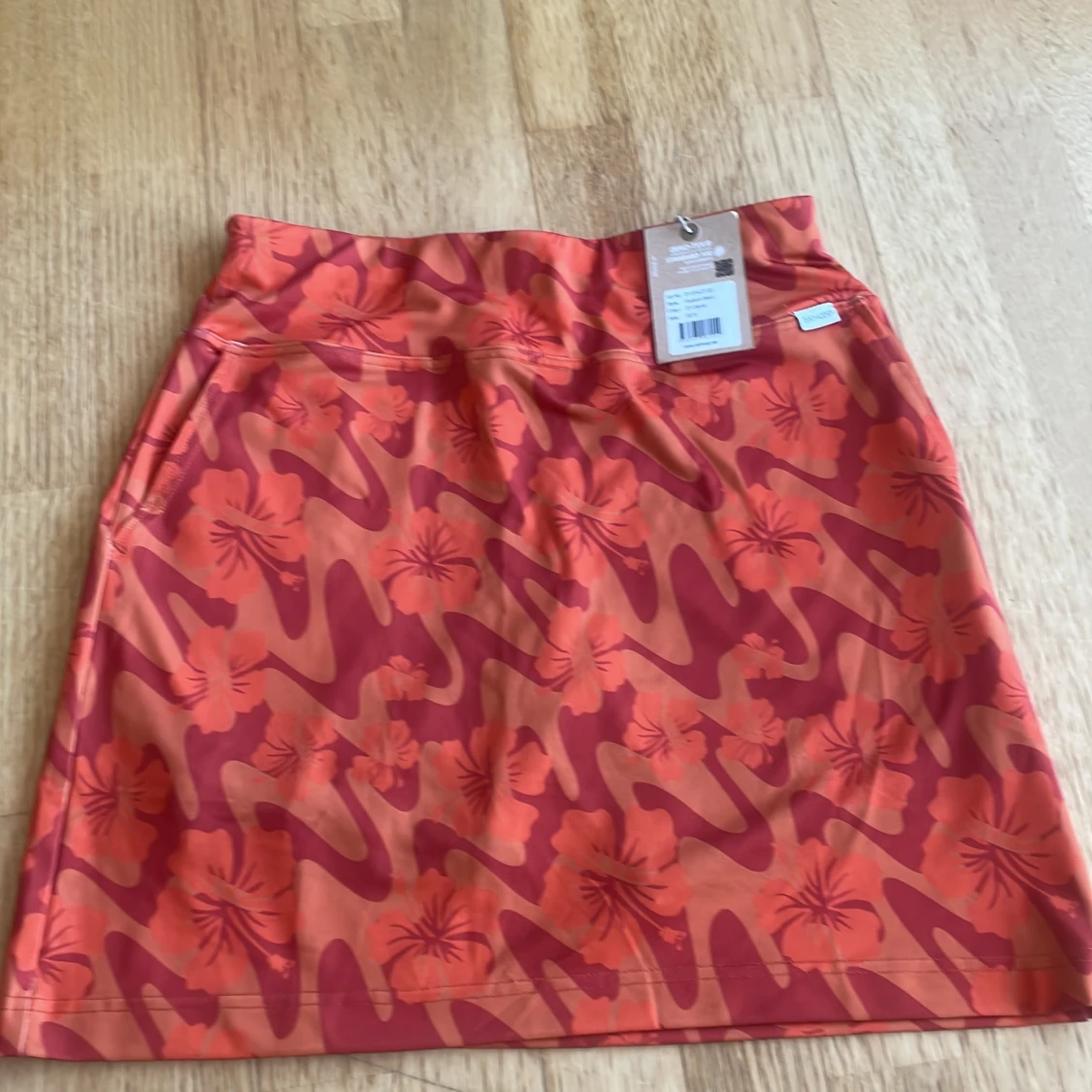 Orange blommig skort från Skhoop