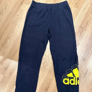 Fyra par Adidas-byxor i varierat skick  - Fyra par Adidas-byxor i varierat skick. Dom blåa är i fint skick, även de svarta, bara lite noppor. De gråa är slitna men kanske kan användas som extra-byxor. Storlek 146/152 på alla.
